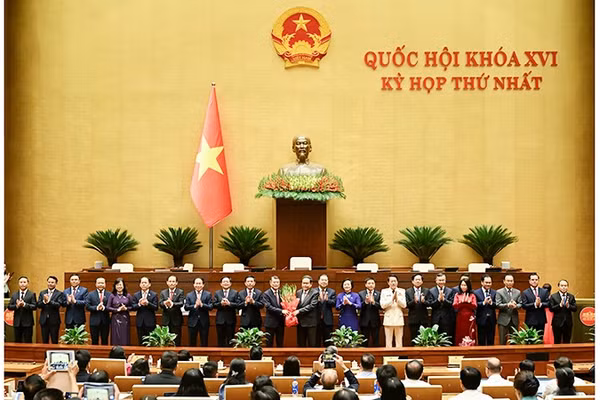 Chủ tịch Quốc hội Trần Thanh Mẫn tặng hoa chúc mừng các thành viên Chính phủ nhiệm kỳ 2026-2031. Ảnh | DUY LINH