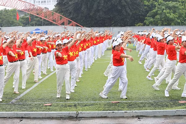 Hơn 2.000 hội viên người cao tuổi Hà Nội đồng diễn dân vũ với chủ đề “Chủ động sống khỏe - Rực rỡ tuổi hoàng kim”.