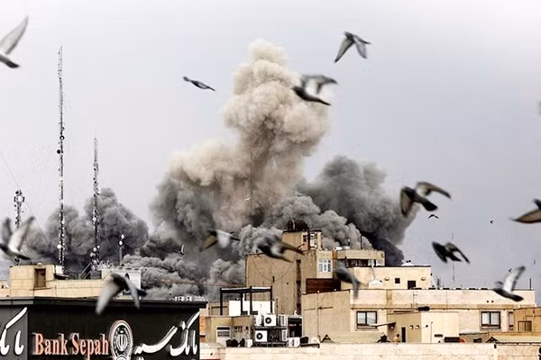 Khói bốc lên sau cuộc tấn công của Mỹ và Israel tại Tehran (Iran) ngày 2/3. Ảnh | Reuters