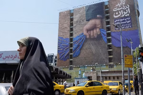 Một bảng quảng cáo thiết kế đồ họa về Eo biển Hormuz trên một tòa nhà ở Tehran (Iran) tháng 4. Ảnh | AP/Vahid Salemi