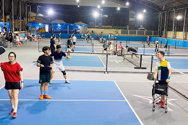 Những sân được đầu tư bài bản vẫn có lượng người đến học và chơi ổn định. Ảnh | HUY NGUYỄN