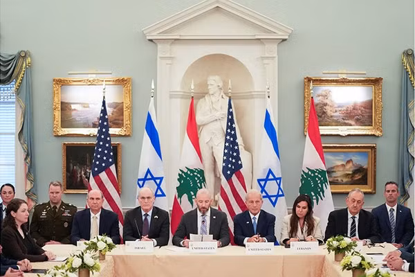 Phái đoàn Israel và Liban đạt được thỏa thuận ngừng bắn mới sau khi đàm phán dưới sự chủ trì và trung gian của Mỹ tại Washington, ngày 3/6. Ảnh | Reuters