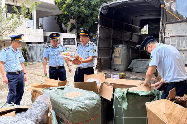 Lực lượng quản lý thị trường tỉnh Lạng Sơn kiểm tra hàng hóa vi phạm trên địa bàn. (Ảnh: LS)