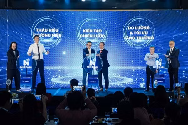 Các đại biểu thực hiện ra mắt nền tảng tăng trưởng thương hiệu NEX Brain. (Ảnh: MD)