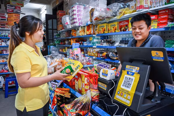 Người dân mua sắm hàng hóa tại một cửa hàng bán lẻ trên địa bàn Thành phố Hà Nội. (Ảnh: THÀNH ĐẠT)