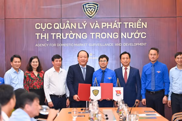 Đại diện hai đơn vị ký Biên bản ghi nhớ hợp tác triển khai chương trình "Sức sống hàng Việt". (Ảnh: BT)