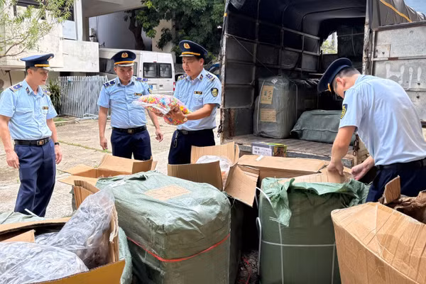 Lực lượng quản lý thị trường tỉnh Lạng Sơn kiểm tra hàng hóa vi phạm bị thu giữ. (Ảnh: QL)