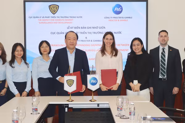Cục Quản lý và Phát triển thị trường trong nước (Bộ Công thương) và Công ty Procter & Gamble (P&G) ký kết biên bản ghi nhớ hợp tác nhằm tăng cường phối hợp trong công tác phòng, chống hàng giả và bảo vệ quyền sở hữu trí tuệ. (Ảnh: BT)