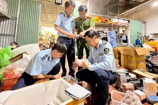 Lực lượng quản lý thị trường kiểm tra hàng hóa vi phạm. (Ảnh: QUYÊN LƯU)