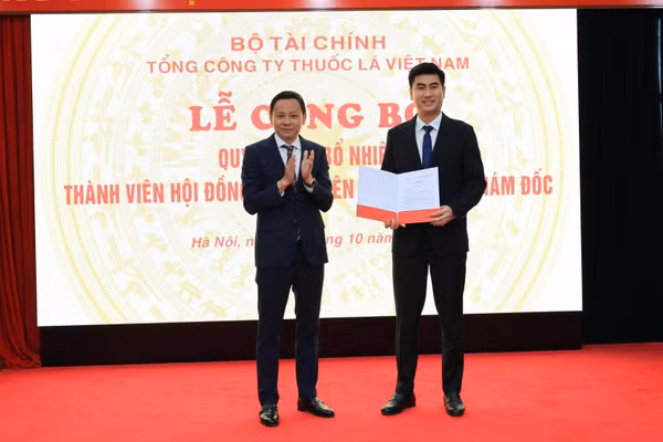 Chủ tịch Hội đồng thành viên Vinataba Hồ Lê Nghĩa trao quyết định bổ nhiệm chức danh Thành viên Hội đồng thành viên Vinataba cho đồng chí Nguyễn Tuấn Sơn. (Ảnh: A. DƯƠNG)