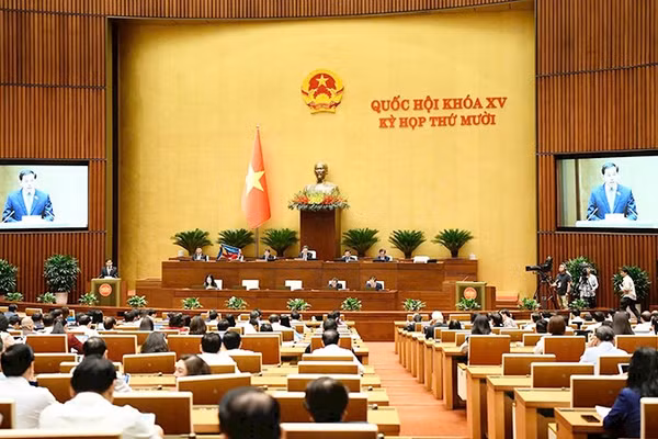 Toàn cảnh phiên thảo luận tại hội trường về bảo vệ môi trường tại kỳ họp thứ mười, Quốc hội khóa XV.