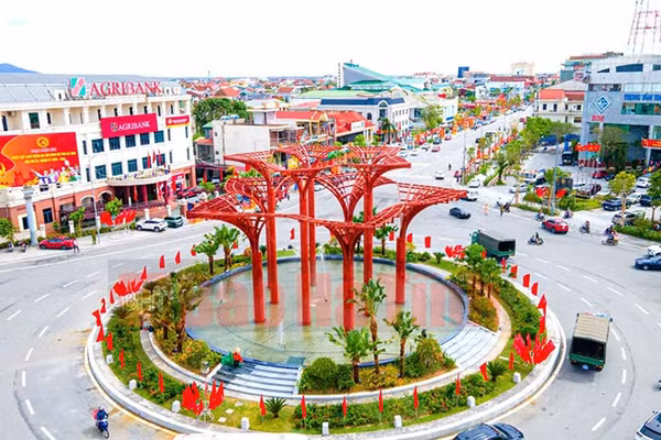 Đường phố rực rỡ cờ hoa trong những ngày diễn ra Đại hội Đảng bộ tỉnh Hà Tĩnh, nhiệm kỳ 2025-2030.