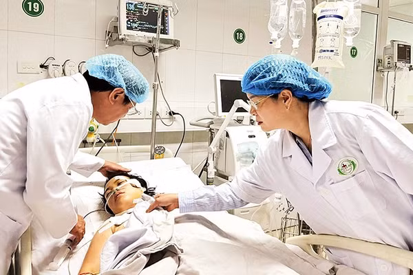 Nhân viên y tế ở Bệnh viện Sản Nhi Nghệ An bị người nhà bệnh nhân đâm ngày 23/10/2025 phải đi cấp cứu. Ảnh | Báo Tiền phong