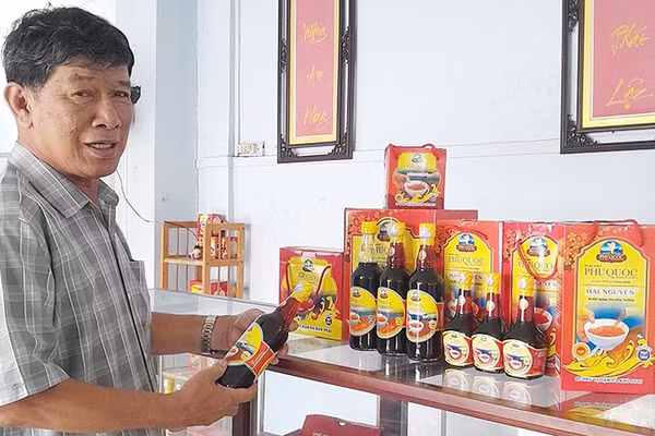 Ông Danh Phú với những sản phẩm một đời tâm huyết.