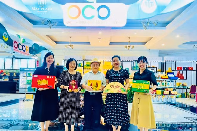 Phó Giáo sư, Tiến sĩ Trần Ninh người phát hiện ra 25 loại trà hoa vàng.
