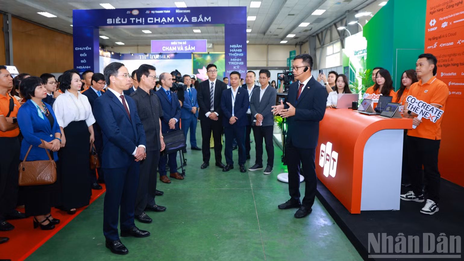 ndo_br_thong-doc-va-cac-dai-bieu-tai-gian-hang-cua-tap-doan-fpt-8807.jpg