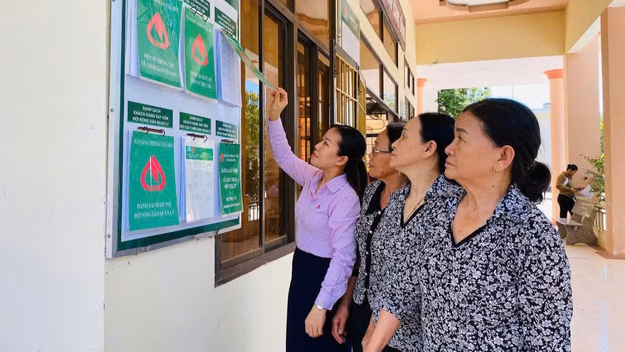bi-thu-chi-bo-giam-doc-nhcsxh-hoai-nhon-dang-thi-huong-thuong-xuyen-truc-tiep-kiem-tra-hoat-dong-cac-diem-giao-dich-tai-dia-ban-1727.jpg