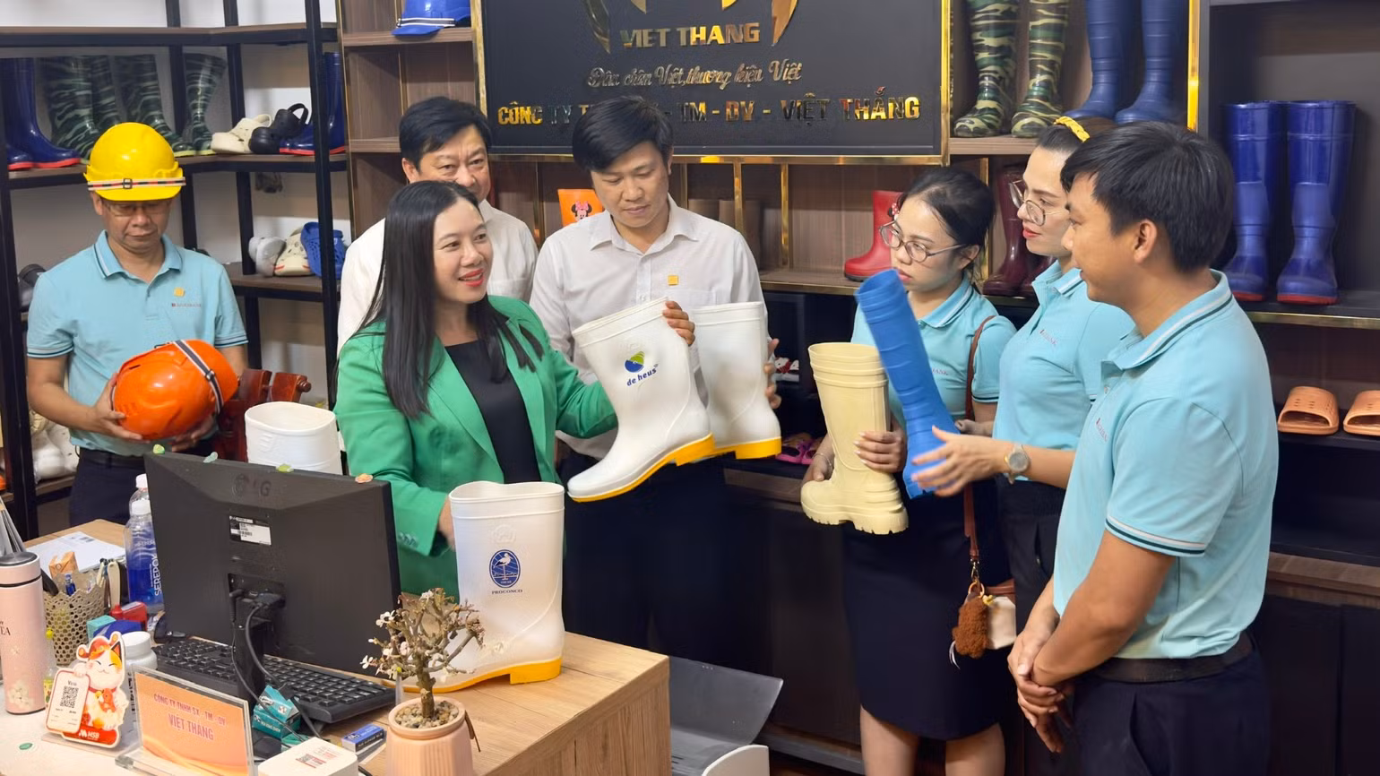 giam-doc-cong-ty-viet-thang-gioi-thieu-san-pham-8677.jpg