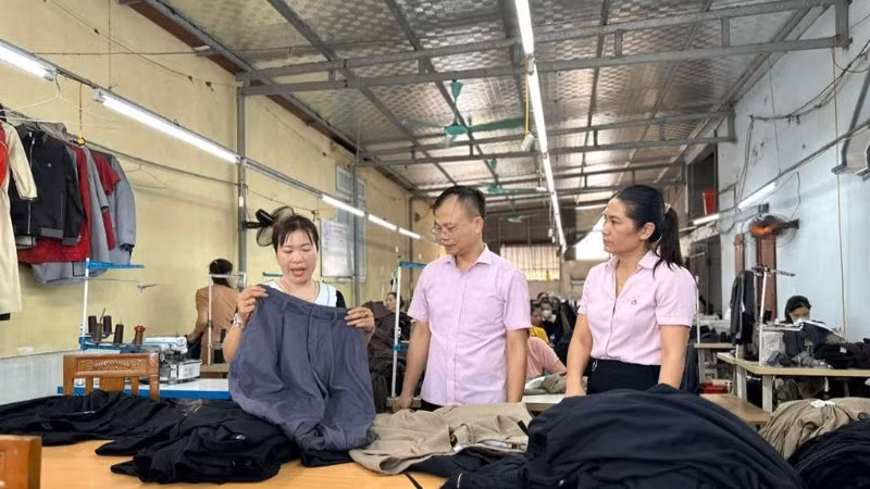 can-bo-tin-dung-nhcsxh-tinh-ninh-binh-tan-tinh-tan-tam-huong-dan-nguoi-ngheo-su-dung-von-vay-dung-muc-dich-dat-hieu-qua-trong-san-xuat-kinh-doanh-1731.jpg