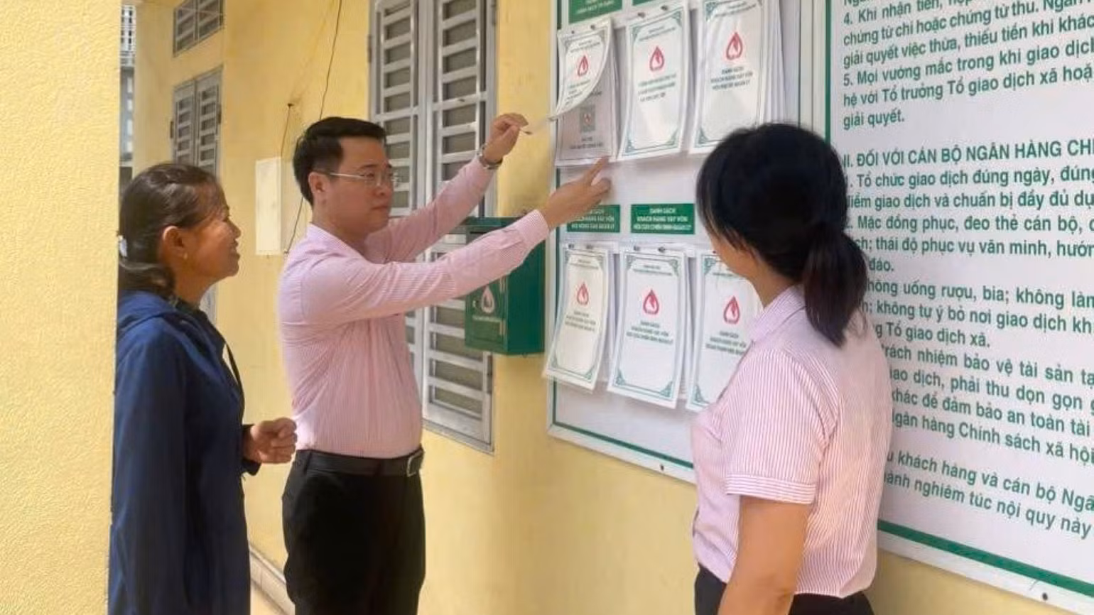 pho-giam-doc-nhcsxh-tinh-phu-tho-nguyen-tuan-ngoc-thuong-xuyen-kiem-tra-hoat-dong-o-cac-diem-giao-dich.jpg