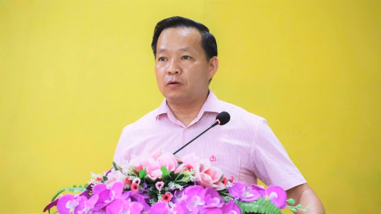 bi-thu-chi-bo-giam-doc-nhcsxh-luc-yen-ong-duong-quoc-tuan-phat-bieu-tai-cuoc-hop-trien-khai-nhiem-vu-6-thang-cuoi-nam-4649.jpg