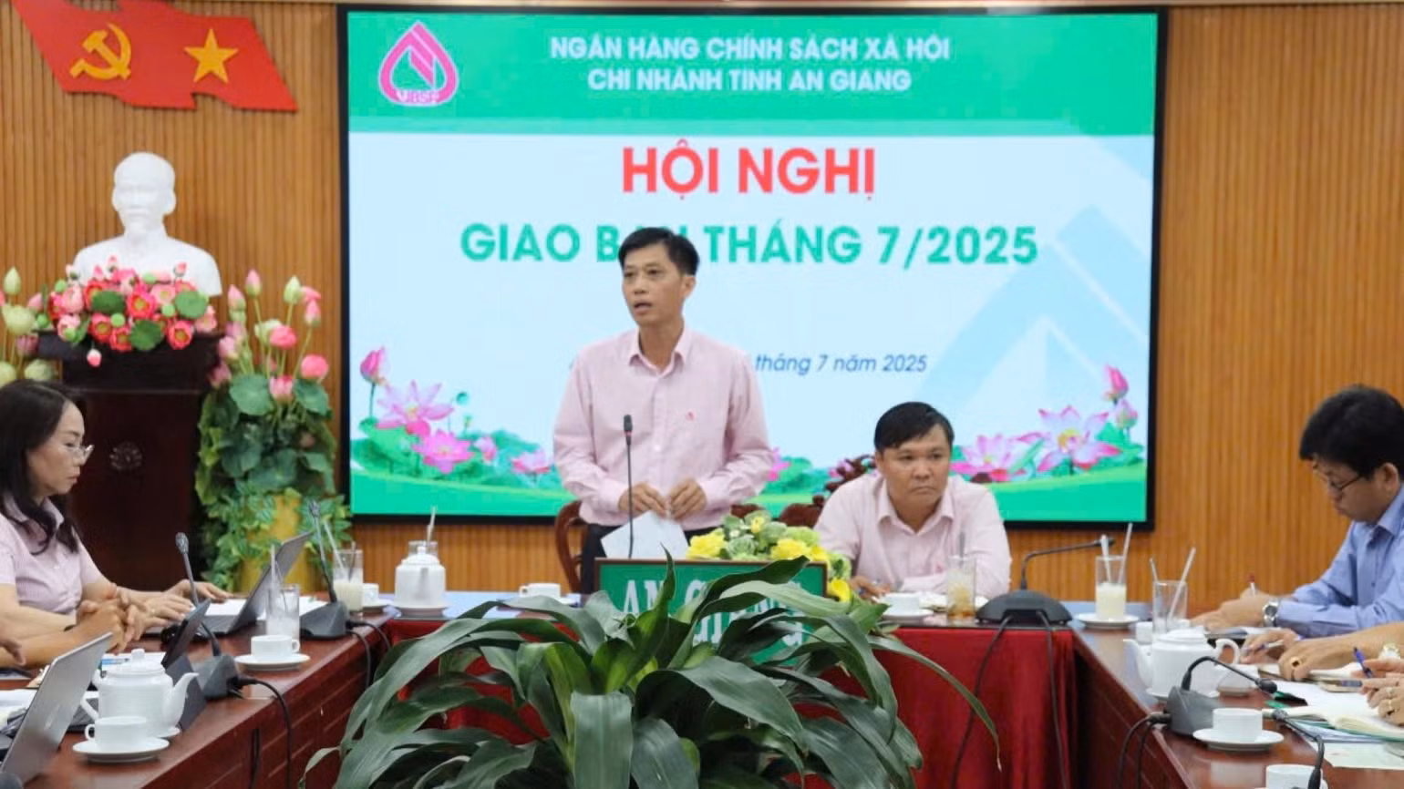 quyen-giam-doc-nhcsxh-tinh-an-giang-ong-doan-cong-thiet-chu-tri-cuoc-hop-ban-trien-khai-cac-bien-phap-duy-tri-on-dinh-hoat-dong-tin-dung-chinh-sach-thong-suot-sau-sap-nhap.jpg