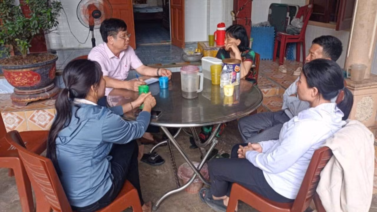 giam-doc-nhcsxh-quynh-luu-nguyen-quy-thai-ong-mac-ao-hongluon-dong-hanh-voi-ho-ngheo-va-cac-doi-tuong-chinh-sach-360.jpg