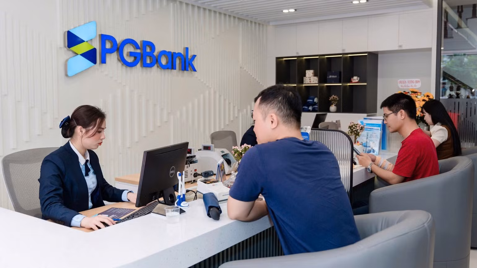 khach-hang-giao-dich-tai-vpbank-8381.jpg