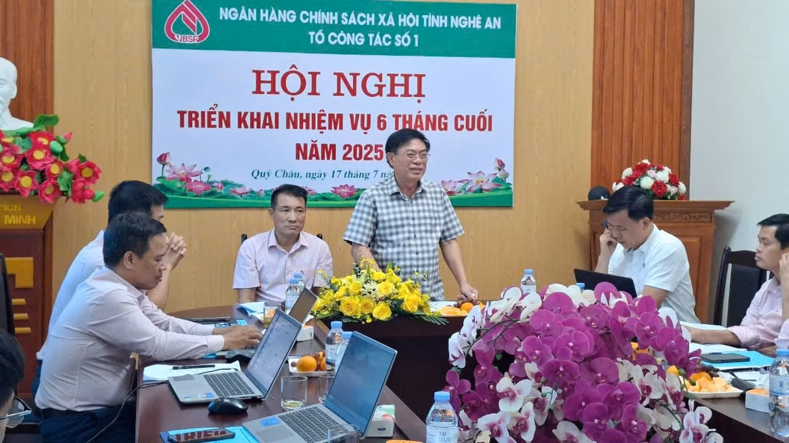 giam-doc-nhcsxh-tinh-nghe-an-tran-khac-hung-chu-tri-cuoc-hop-ban-lanh-dao-don-vi-danh-gia-viec-trien-khai-duy-tri-mang-luoi-giao-dich-tdcs-sau-khi-sap-nhap.jpg