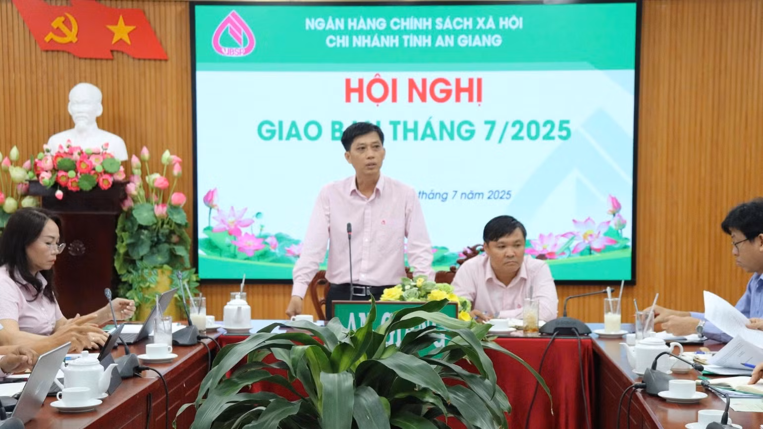 bi-thu-dang-uy-co-so-quyen-giam-doc-nhcsxh-tinh-an-giang-moi-chu-tri-cuoc-hop-trien-khai-nhiem-vu-cuoi-nam-cua-don-vi.jpg