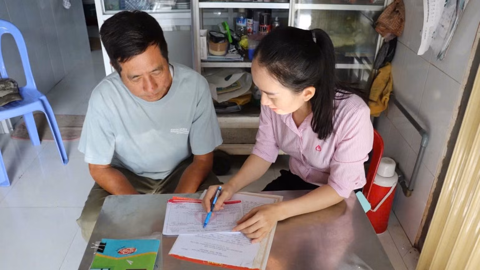 can-bo-tin-dung-chinh-sach-nhcsxh-tinh-an-giang-luon-bam-sat-co-so-va-tan-tinh-giup-giup-dan-su-dung-von-dung-muc-dich-dat-hieu-qua-kinh-te-01.jpg