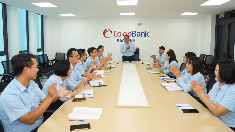 giam-doc-thanh-dung-giua-va-tap-the-lanh-dao-ngan-hang-luon-tran-tro-lam-the-nao-de-ngay-cang-phuc-vu-tot-hon-he-thong-qtdnd-tren-dia-ban-dong-thoi-dam-bao-an-toan-hoat-dong-cho-cac-qtdnd-4916.jpg