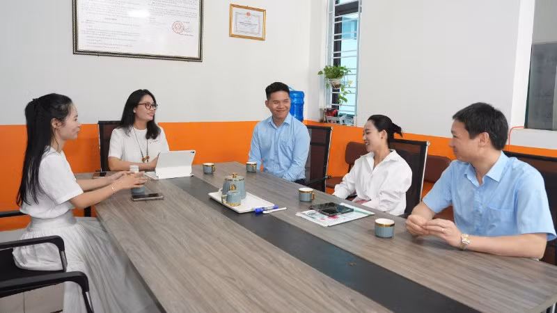 dai-dien-lanh-dao-ngan-hang-hop-tac-chi-nhanh-bac-ninh-trao-doi-voi-chi-dung-ngoi-thu-2-tu-trai-sang-6852.jpg