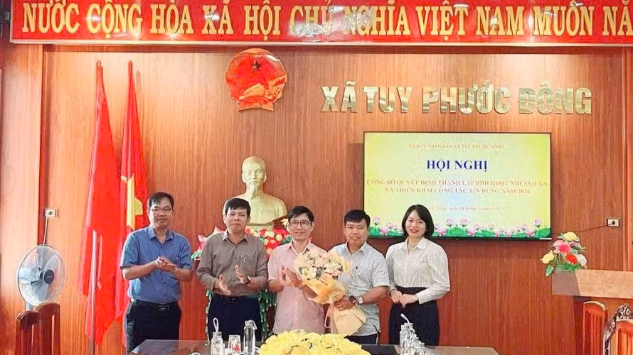 giam-doc-nhcsxh-tuy-phuoc-ong-nguyen-hoang-nhat-nam-nguoi-mac-ao-hong-dung-giua-du-le-thanh-lap-ban-dai-dien-hoi-dong-quan-tri-nhcsxh-xa-tuy-phuoc-dong-7407.jpg