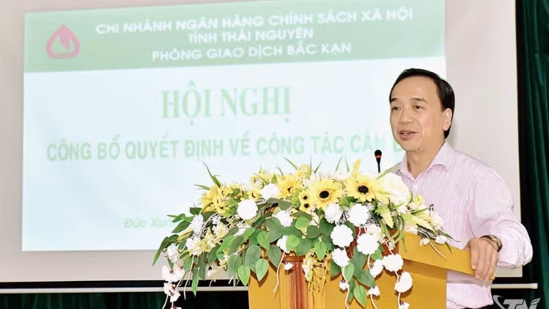 giam-doc-nhcsxh-bac-kan-ong-ha-sy-con-phat-bieu-tai-hoi-nghi-cong-tac-can-bo-cua-don-vi-8592.jpg