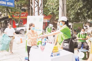 Công ty TNHH MTV Môi trường đô thị Hà Nội thí điểm đổi rác thải nhựa lấy quà, nhằm tạo thói quen phân loại rác trong nhân dân. Ảnh: Hoàng Hiệp