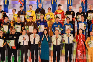 Các đại biểu chúc mừng các võ sư, võ sĩ tham dự Festival.