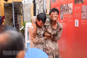 Chương trình văn nghệ tái hiện những mất mát, những cống hiến mà các chiến sĩ Công an nhân dân đã trải qua trong giải phóng dân tộc, xây dựng, bảo vệ đất nước, bảo vệ bình yên cuộc sống.