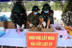 Bộ Chỉ huy Quân sự tỉnh Thanh Hóa đã hoàn thành việc khai quật, lấy mẫu sinh phẩm và bàn giao mẫu hài cốt liệt sĩ tại Nghĩa trang Liệt sĩ Hàm Rồng. Nguồn: TTXVN