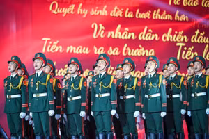Khoảnh khắc mãnh liệt, khi hàng chục nghìn con người cùng hòa chung giọng hát Quốc ca. Ảnh: Thành Đạt
