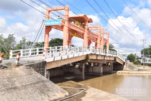 Ngành chuyên môn tỉnh Đồng Tháp đang rà soát và sửa chữa các cống, đập để ứng phó hạn, mặn 2026-2027. (Ảnh: NGUYỄN SỰ)