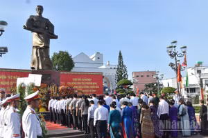 Lãnh đạo Trung ương và địa phương viếng tượng đài Anh hùng dân tộc Trương Định tại phường Gò Công (tỉnh Đồng Tháp).