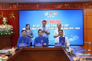 Đại diện Tỉnh Đoàn, Hội Liên hiệp Thanh niên tỉnh và Hội Doanh nhân trẻ tỉnh Bắc Ninh ký kết chương trình phối hợp giai đoạn 2026-2029. (Ảnh A.T)