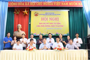 Ký kết biên bản bàn giao mặt bằng khu dân cư Trại Quỳnh Bội, thôn Quỳnh Phú để triển khai dự án Cảng hàng không quốc tế Gia Bình. (Ảnh: A.T)