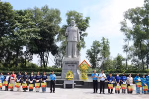 Lãnh đạo Tổng Liên đoàn Lao động Việt Nam và tỉnh Bắc Ninh động viên, trao quà tặng các đoàn viên công đoàn có hoàn cảnh khó khăn. (Ảnh A.T)