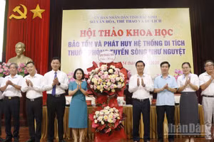 Các đồng chí lãnh đạo tỉnh tặng hoa chúc mừng Hội thảo khoa học. (Ảnh: A.T)