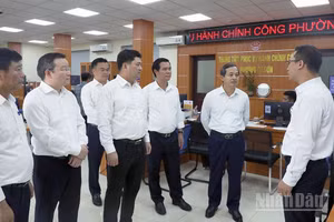 Đồng chí Bí thư Tỉnh ủy Bắc Ninh Nguyễn Hồng Thái cùng các đồng chí lãnh đạo tỉnh kiểm tra tại Trung tâm phục vụ hành chính công phường Từ Sơn. (Ảnh: M.A)