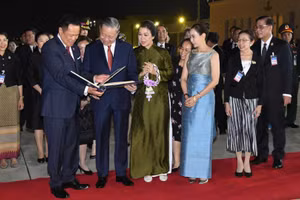 Thủ tướng Thái Lan Anutin Charnvirakul và Phu nhân trân trọng tặng Tổng Bí thư, Chủ tịch nước Tô Lâm và Phu nhân cuốn album ảnh những hoạt động của Tổng Bí thư, Chủ tịch nước và Phu nhân trong chuyến thăm chính thức Thái Lan. Ảnh: MINH THẮNG/Phóng viên Báo Nhân Dân tại Thái Lan.