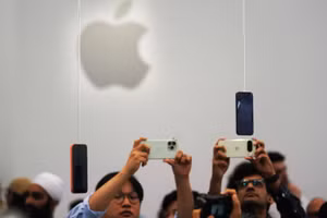 Khách hàng trải nghiệm các sản phẩm của Apple tại Cupertino, California (Mỹ). Ảnh: THX/TTXVN
