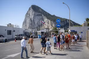 Người dân xếp hàng chờ kiểm tra giấy tờ tại cửa khẩu giữa Tây Ban Nha và Gibraltar ngày 6/7/2026. Ảnh: AA/TTXVN phát